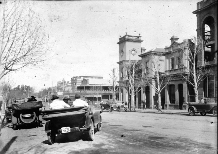 A car pulls out from the kerb in front of the Wagga Post Office in Fitzmaurice Street and heads off down towards the Johnston Street intersection, circa 1920s. 